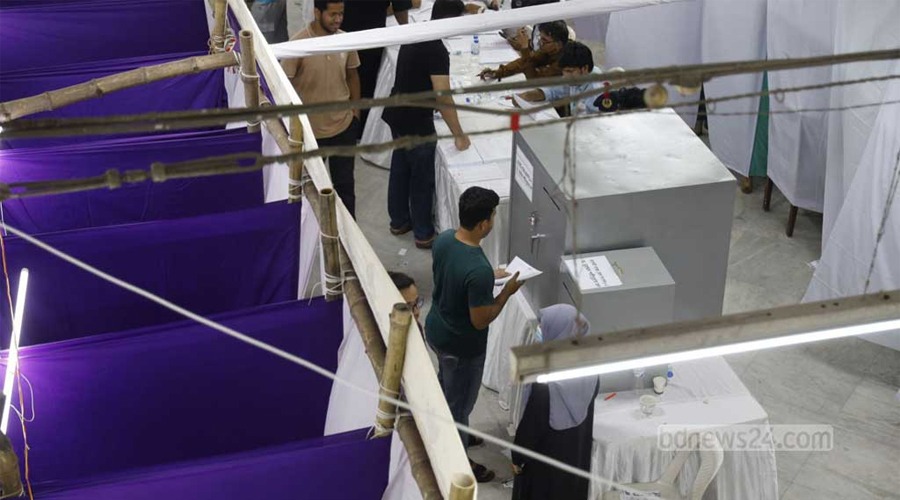 ডাকসু নির্বাচন: পোলিং অফিসারকে অব্যাহতি