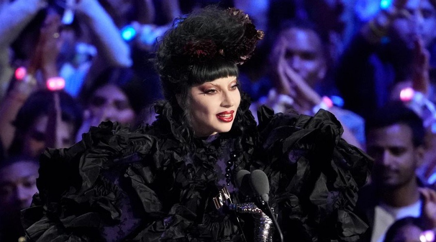 আর্টিস্ট অব দ্য ইয়ার পুরস্কার জিতলেন গাগা