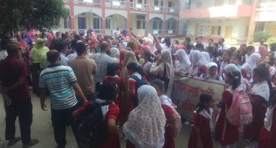 রাজশাহীতে ছাত্রীদের শ্লীলতাহানি, শিক্ষককে বরখাস্তের দাবিতে বিক্ষোভ