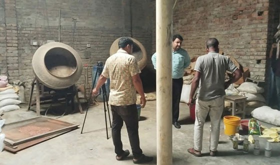 সাতক্ষীরায় ইটের গুঁড়া দিয়ে ভেজাল সার প্রস্তুত: কারখানা সিলগালা