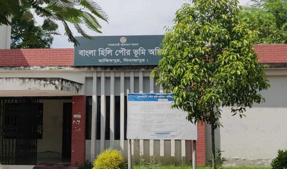 ভূমি অফিসে হয়রানির অভিযোগে ক্ষুব্ধ সেবাপ্রত্যাশীরা