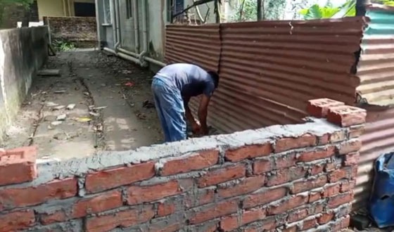 ২০টি পরিবারের চলাচলের একমাত্র রাস্তায় দেয়াল নির্মান