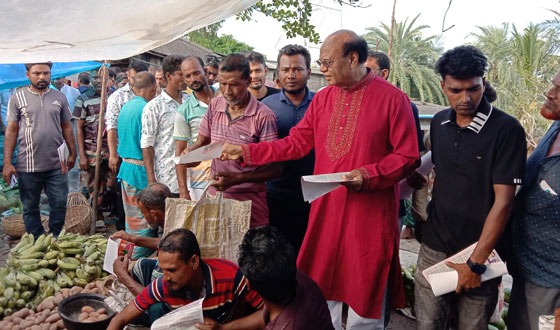 খুলনা-৬ আসনে বিএনপির মনোনয়ন প্রত্যাশীর লিফলেট বিতরণ