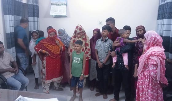 ১৫ বাংলাদেশীকে আটক করে  বিজিবির হাতে হস্তান্তর করলো বিএসএফ