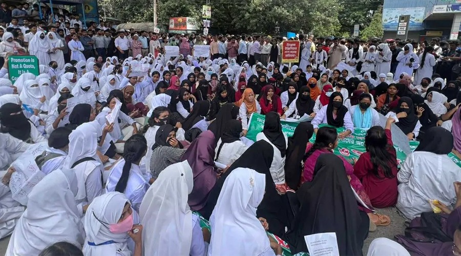 ৬ দফা দাবিতে রাজধানীর সাতরাস্তার মোড়ে অবরোধ, যানজটে ভোগান্তি