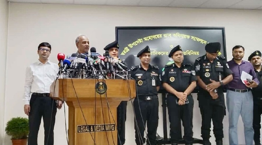 আসন্ন দুর্গাপূজা সামনে রেখে পার্শ্ববর্তী দেশ অপপ্রচার চালাচ্ছে: স্বরাষ্ট্র উপদেষ্টা