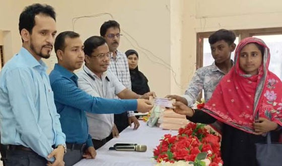 ধামইরহাটে ঝরেপড়া শিক্ষার্থীদের স্কুলমূখী করতে অর্থ সহায়তা প্রদান