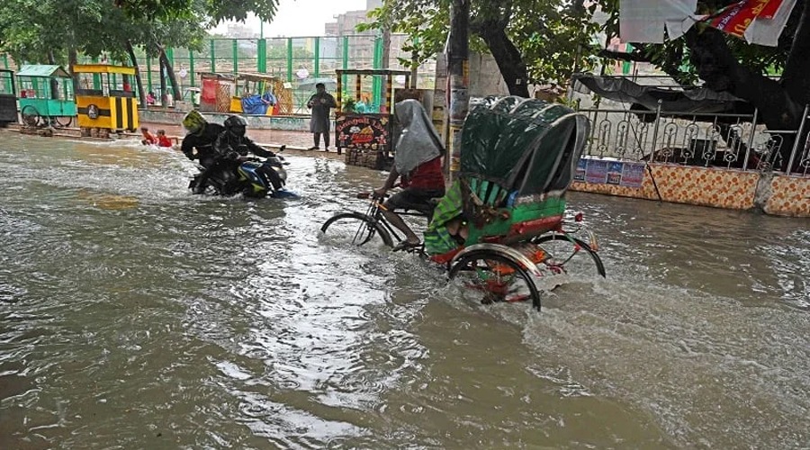 রাজধানীতে বৃষ্টিতে জলাবদ্ধতা: বিদ্যুতায়িত হয়ে যুবকের মৃত্যু