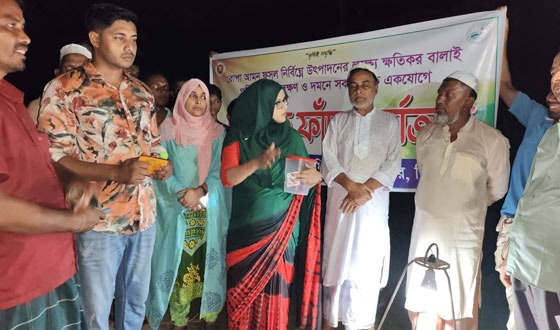 চিরিরবন্দরে ফসল রক্ষায় আলোক ফাঁদ