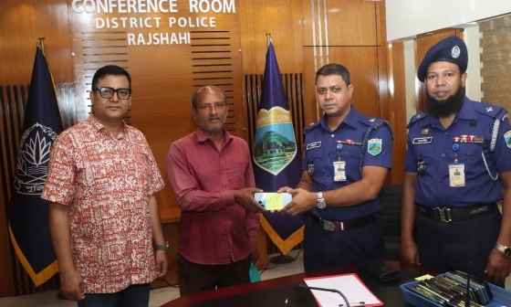 রাজশাহীতে উদ্ধারকৃত ৫৩টি মোবাইল ফোন মালিকের কাছে হস্তান্তর