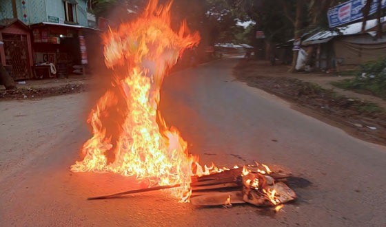 খাগড়াছড়িতে স্কুলছাত্রী ধর্ষণের প্রতিবাদে আধাবেলা সড়ক অবরোধ