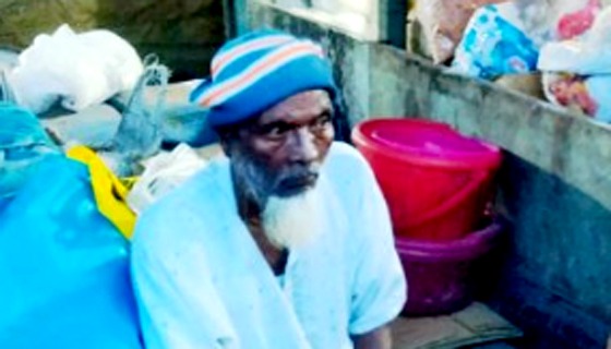 ঘোড়াঘাট পৌরবাজারে প্রকাশ্যে গাঁজা বিক্রি