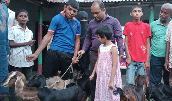 পার্বতীপুরে প্রতিবন্ধী ব্যক্তিদের মাঝে ছাগল বিতরণ