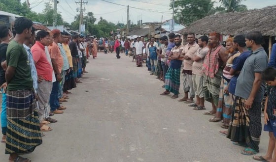 কাদাকাটি ইউনিয়ন পরিষদ তালা বন্ধের প্রতিবাদে মানববন্ধন