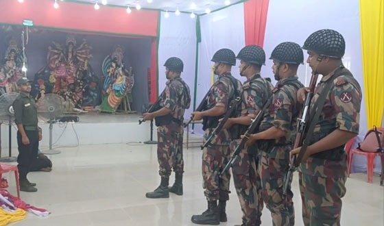 হিলি সীমান্তবর্তী পূজা মণ্ডপের নিরাপত্তায় বিজিবির সদস্যরা