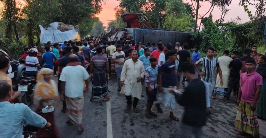 পবায় বাস-ট্রাক সংঘর্ষে  নিহত ১, আহত ৬