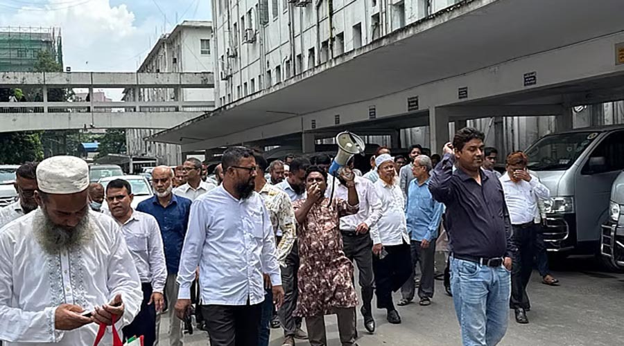সচিবালয়ে কর্মকর্তা-কর্মচারীদের একাংশের বিক্ষোভ