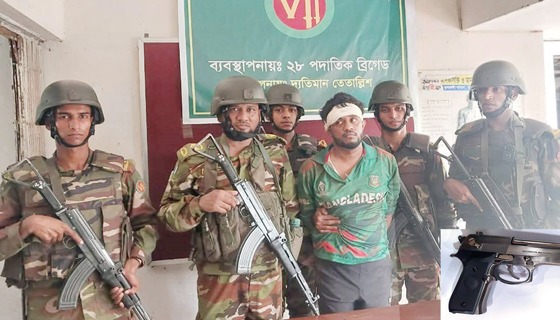 পিস্তলসহ আটক ছিনতাইকারীকে গণধোলাই