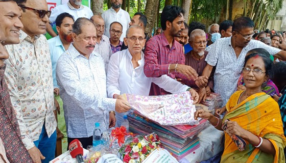 শারদীয় দুর্গাপূজা উপলক্ষে বরিশালে উপহার বিতরণ