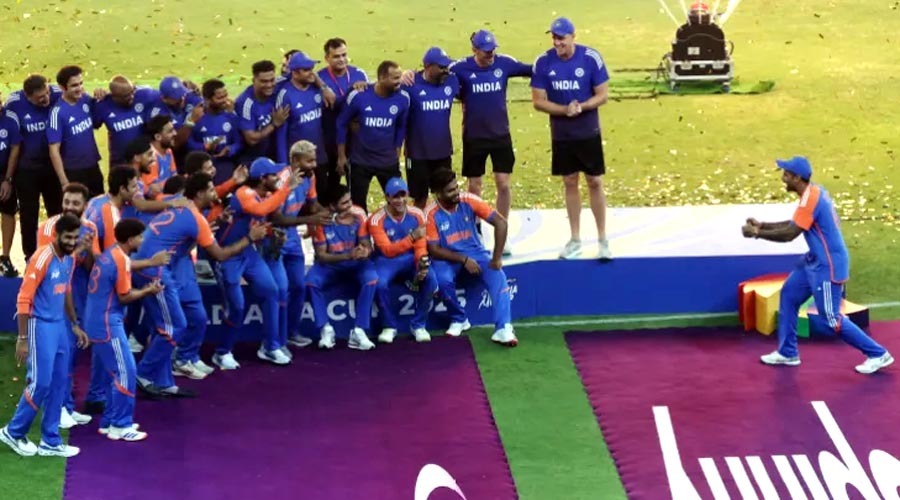 এশিয়া কাপ ট্রফি বিতরণে অভূতপূর্ব নাটক, শিরোপা জিতেও ট্রফি ছাড়াই মঞ্চে ভারতীয়রা