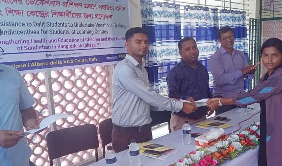 দাকোপে দলিতের উদ্যোগে আর্থিক অনুদান প্রদান