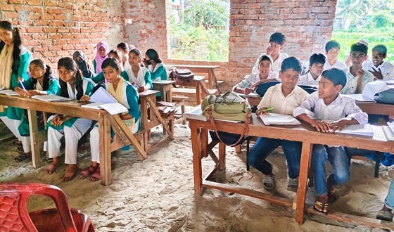 বালুর ওপর ক্লাস করছেন শিক্ষার্থীরা