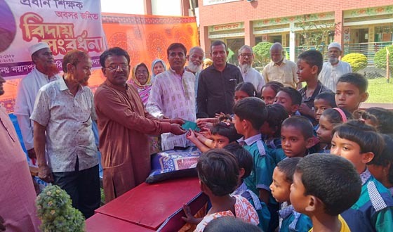 রাণীশংকৈলে আনন্দঘন পরিবেশে প্রধান শিক্ষকের বিদায় সংবর্ধনা