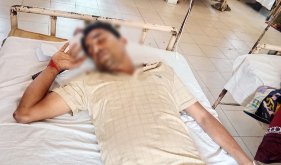 কালীগঞ্জে কলেজের অফিস সহায়ককে পিটিয়ে জখম