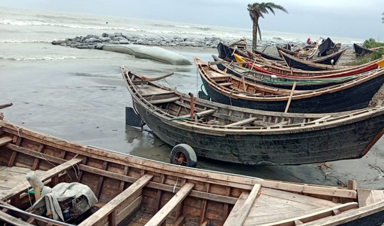 জ্বালানি তেলের ভয়াবহ সংকটে সাগরে মাছ শিকার বন্ধ