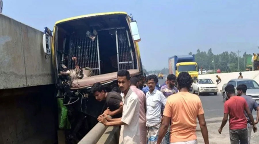 সিরাজগঞ্জে চাকা ফেটে সড়ক বিভাজকে বাসের ধাক্কায় নিহত ৩, আহত ১০