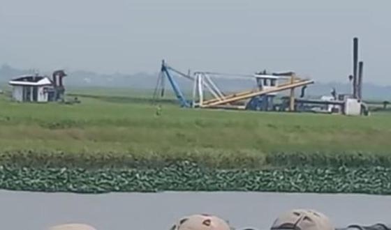 সরাইলে ড্রেজারে শাপলা বিলের মাটি উত্তোলন