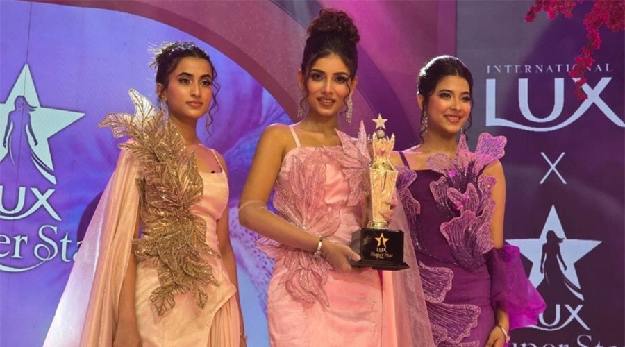 সাত বছর পর ‘লাক্স সুপারস্টার’, মুকুট জিতে যা পেলেন বর্ণিতা