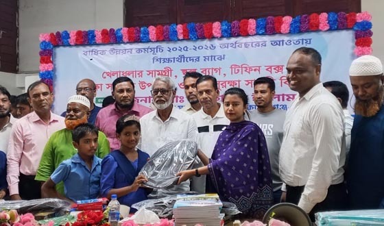 হোসেনপুরে শিক্ষার্থীদের শিক্ষা উপকরণ ও ক্রীড়া সামগ্রী বিতরণ