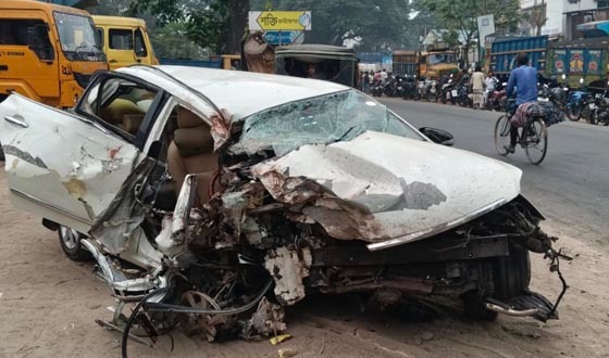 নিয়ন্ত্রণ হারিয়ে প্রাইভেটকার গাছে ধাক্কা, নিহত ২, আহত স্ত্রী