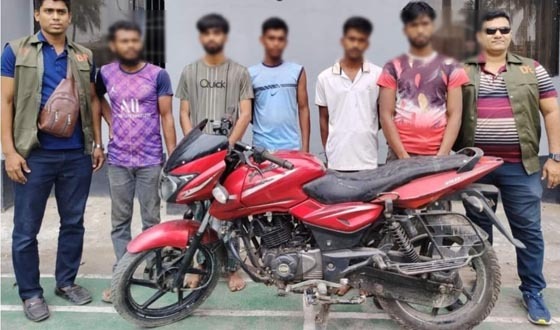 ফরিদগঞ্জে গোয়েন্দা পুলিশের অভিযানে আটক ৫