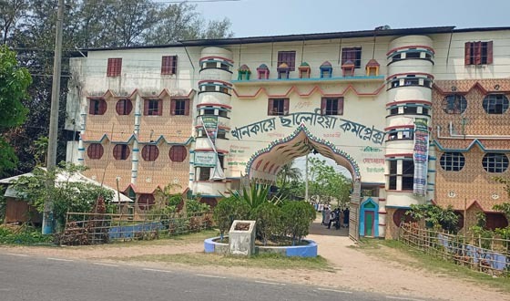 আমতলীতে বাস চাপায় খাদেম নিহত