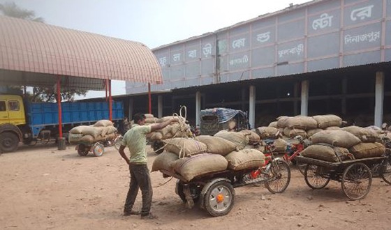 ফুলবাড়ীর হিমাগারে আলু সংরক্ষণ জায়গা নেই, বিপাকে কৃষক