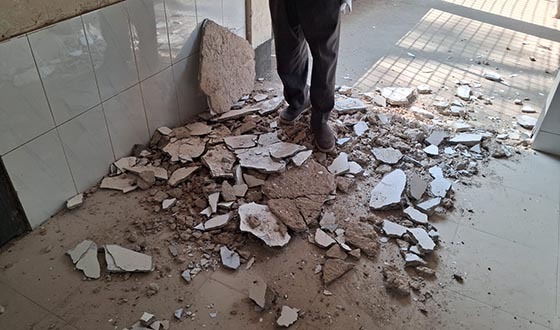 কুড়িগ্রামে স্বাস্থ্য কমপ্লেক্সের পলেস্তারে ধ্বস, মূহুর্তের জন্য প্রাণ রক্ষা