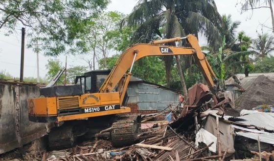 পাইকগাছায় উচ্ছেদ অভিযানে গৃহহীন ১৫ পরিবার