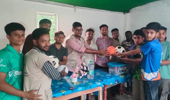 আশাশুনিতে যুব স্পোর্টিং ক্লাবে খেলার সামগ্রী বিতরণ