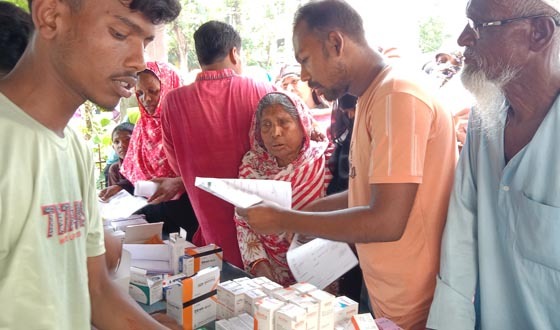 কয়রায় দুস্থ মানুষের মাঝে ফ্রি মেডিকেল ক্যাম্প, ঔষধ বিতরণ