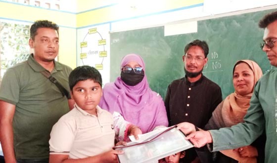 বাবুগঞ্জে বৃত্তি পরীক্ষার্থীদের শিক্ষা উপকরণ বিতরণ