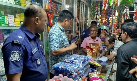 হিলিতে নিষিদ্ধ যৌন উত্তেজক সিরাপ বিক্রির দায়ে জরিমাণা