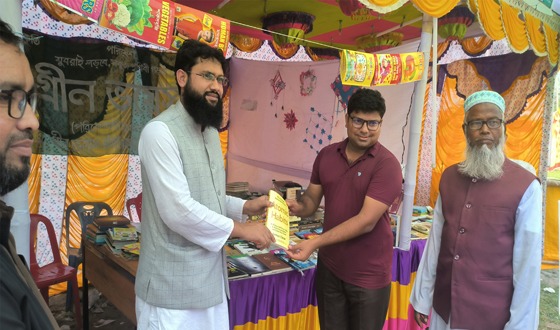 রাজারহাটে বই মেলায় পিঠা উৎসব করলেন এমপি আতিক মোজাহিদ