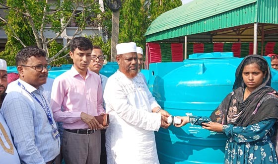 কয়রায় বৃষ্টির পানি সংরক্ষণাধারের সরঞ্জাম বিতরণ
