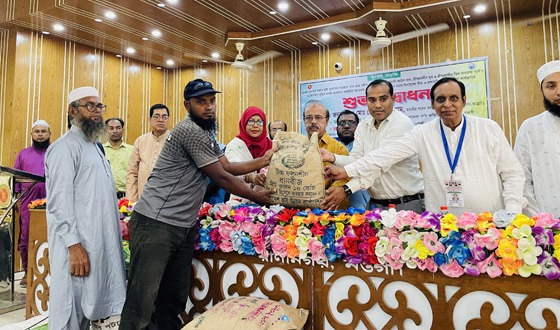 রাণীনগরে কৃষি প্রণোদনার সার-বীজ বিতরনের উদ্বোধন