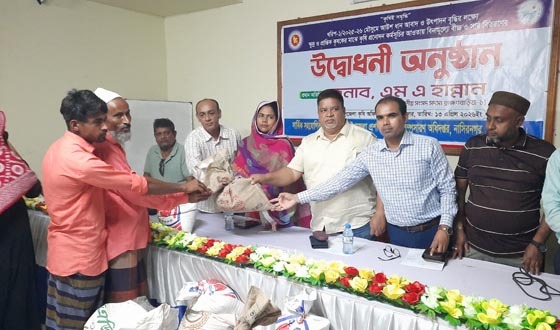 নাসিরনগরে কৃষকদের বিনামূল্যে ধানের বীজ ও সার বিতরণ