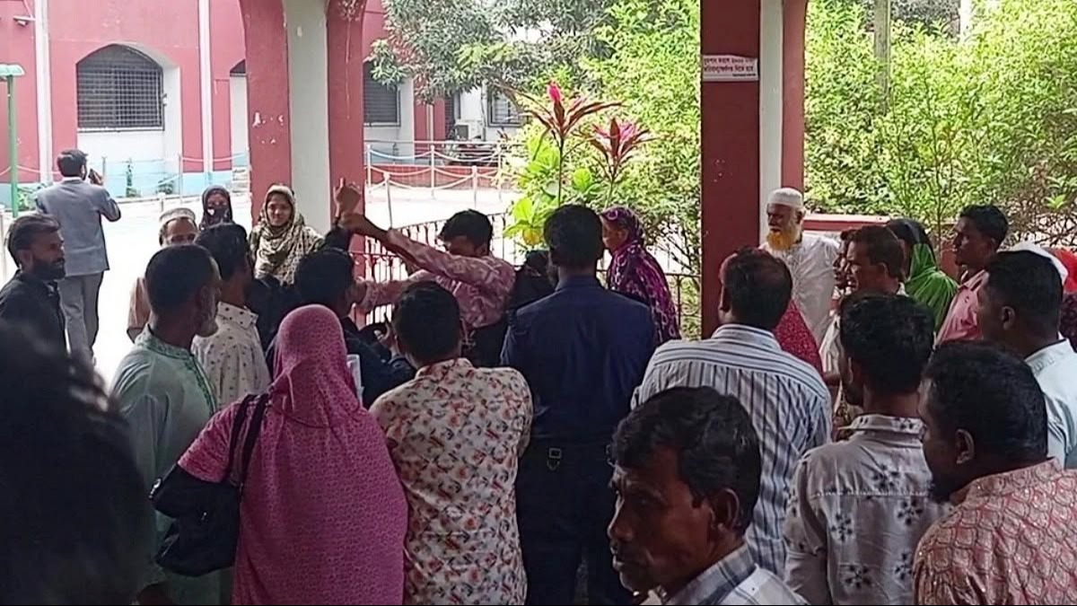 আদালত চত্বরে স্বামীকে জুতাপেটা, স্ত্রী কারাগারে