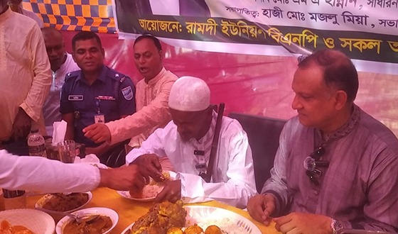 নির্যাতনের ১৪ বছর পর ইনু মিয়াকে ভাত খাওয়ালেন প্রতিমন্ত্রী শরিফুল আলম