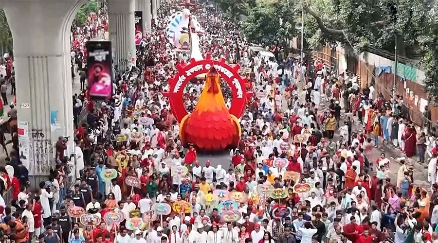 উৎসবমুখর পরিবেশে শেষ হলো বৈশাখী শোভাযাত্রা, ‘ইরানে মার্কিন যুদ্ধ বন্ধ করো’ প্ল্যাকার্ড